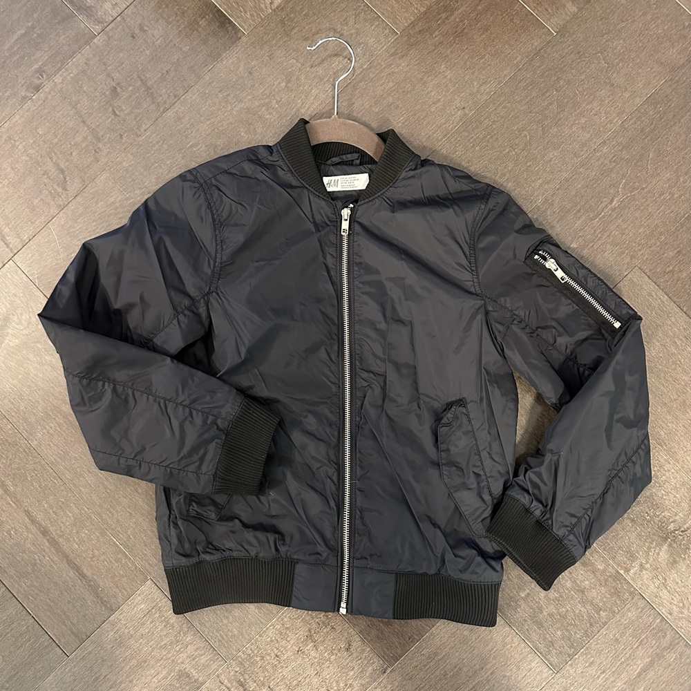 HM. Boys Black bomber jacket size 9-10